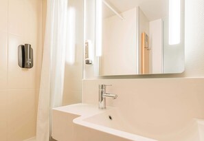 Bathroom - B&B HOTEL Strasbourg Sud Geispolsheim (Geispolsheim)