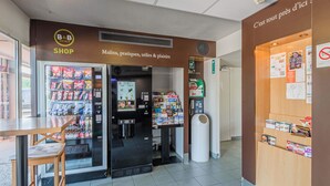 Une boutique d’hôtel de la chaîne B&B proposant des collations, des articles de toilette et un espace détente.