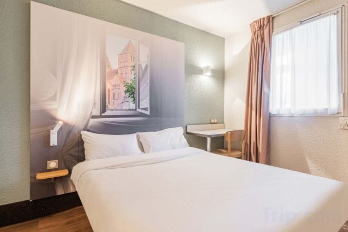 Hochwertige Bettwaren, Schreibtisch, schallisolierte Zimmer