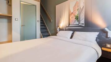 Vierpersoonskamer, niet-roken | Luxe beddengoed, een bureau, geluiddichte muren, gratis wifi