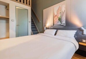 Premium bedding, desk, soundproofing, free WiFi