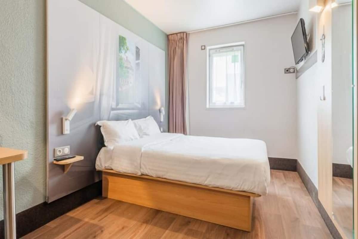 Premium bedding, desk, soundproofing, free WiFi