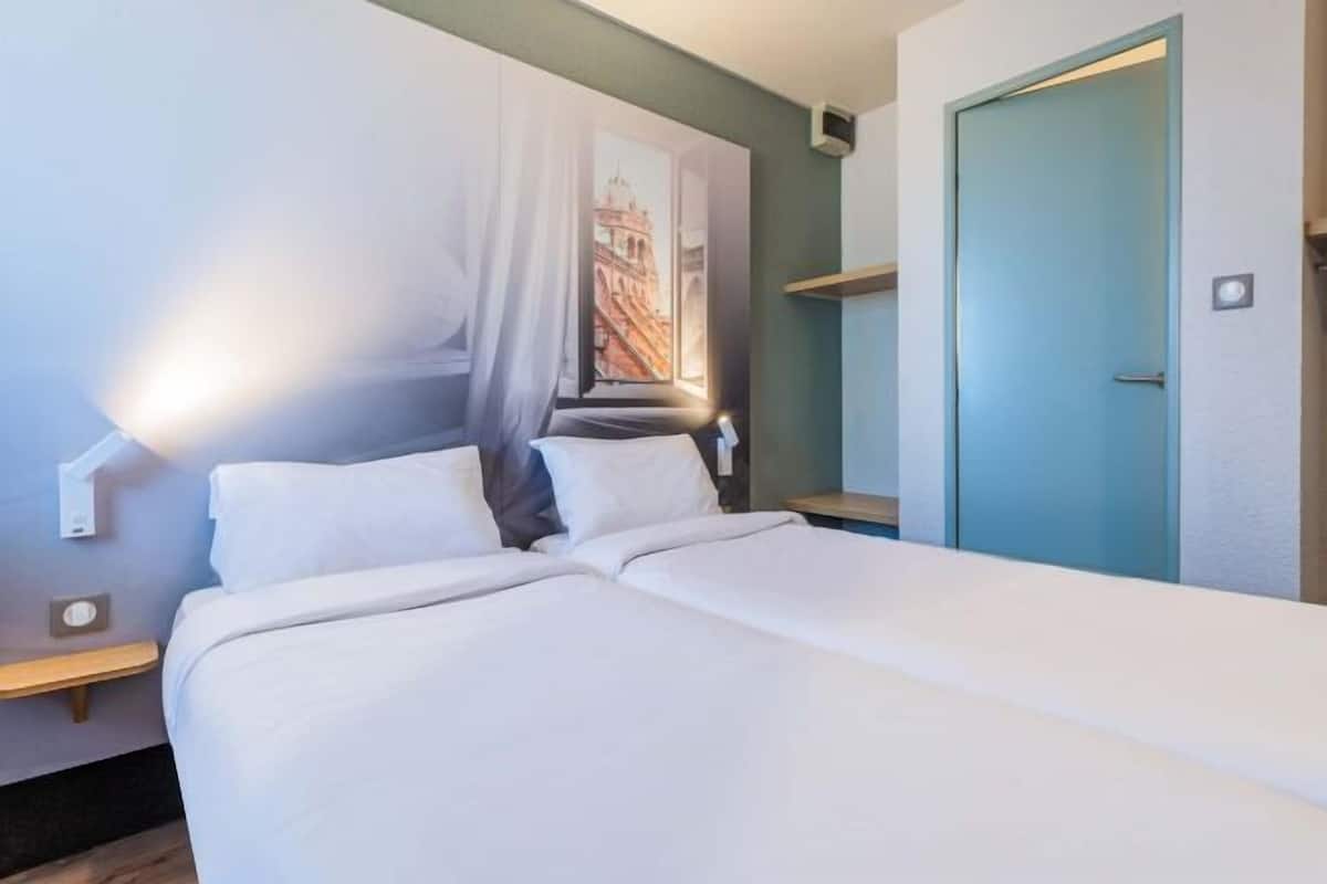 Premium bedding, desk, soundproofing, free WiFi