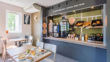 Petit déjeuner buffet servi tous les jours en supplément