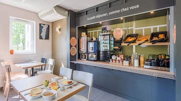 Petit-déjeuner buffet servi tous les jours en supplément