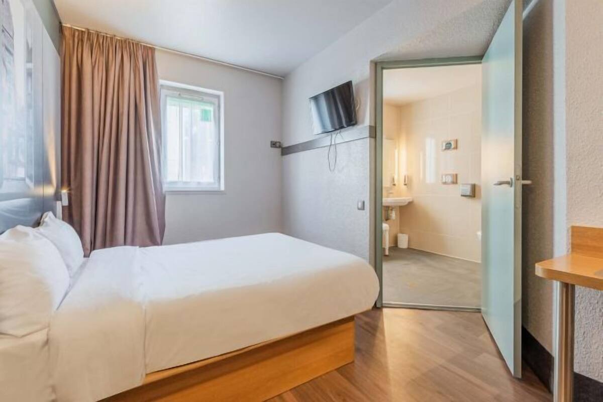 Premium bedding, desk, soundproofing, free WiFi