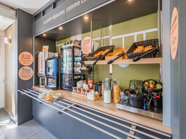Daily buffet breakfast for a fee - B&B HOTEL Strasbourg Sud Ostwald (Ostwald)