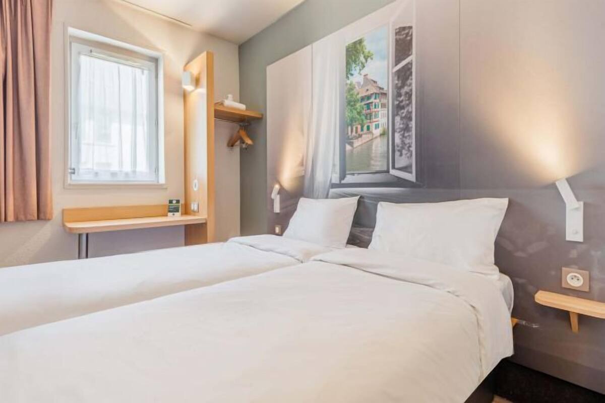 Premium bedding, desk, soundproofing, free WiFi