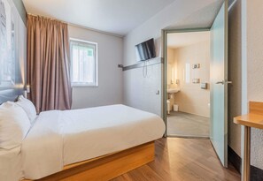 Hochwertige Bettwaren, Schreibtisch, schallisolierte Zimmer