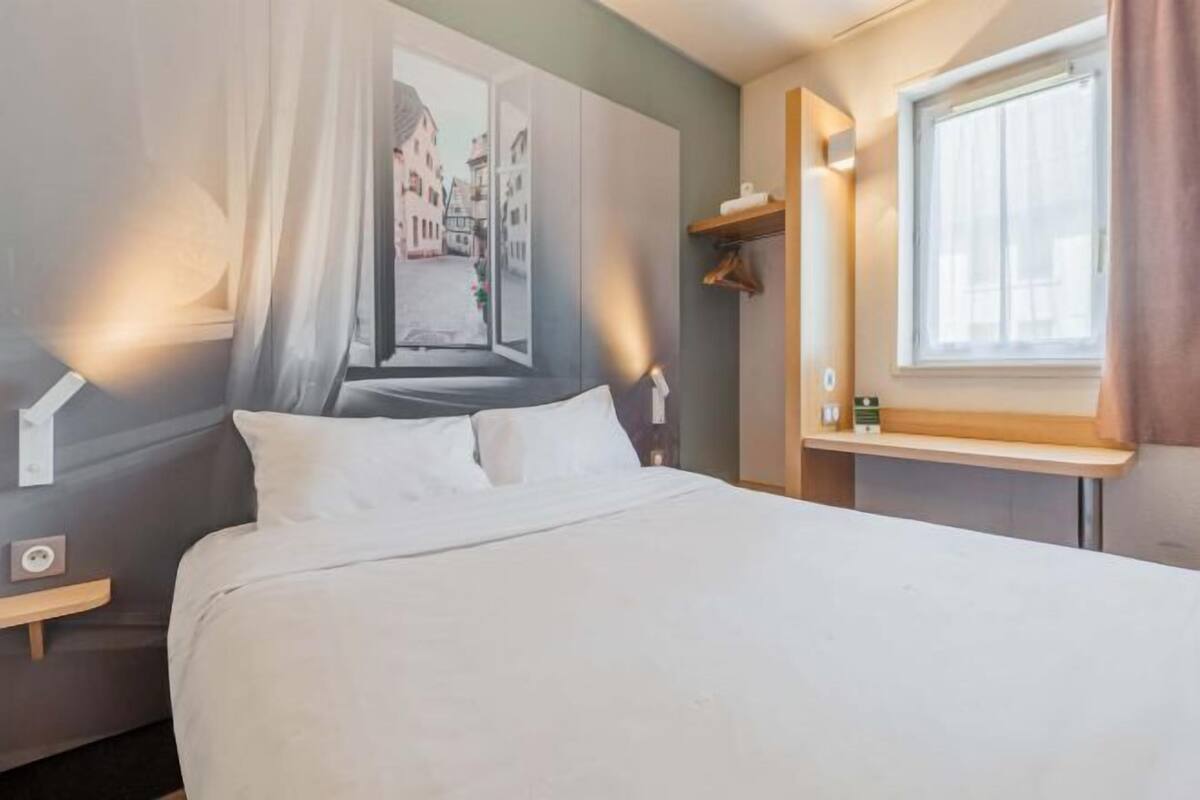 Premium bedding, desk, soundproofing, free WiFi