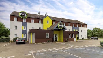 Vista frontal de la propiedad