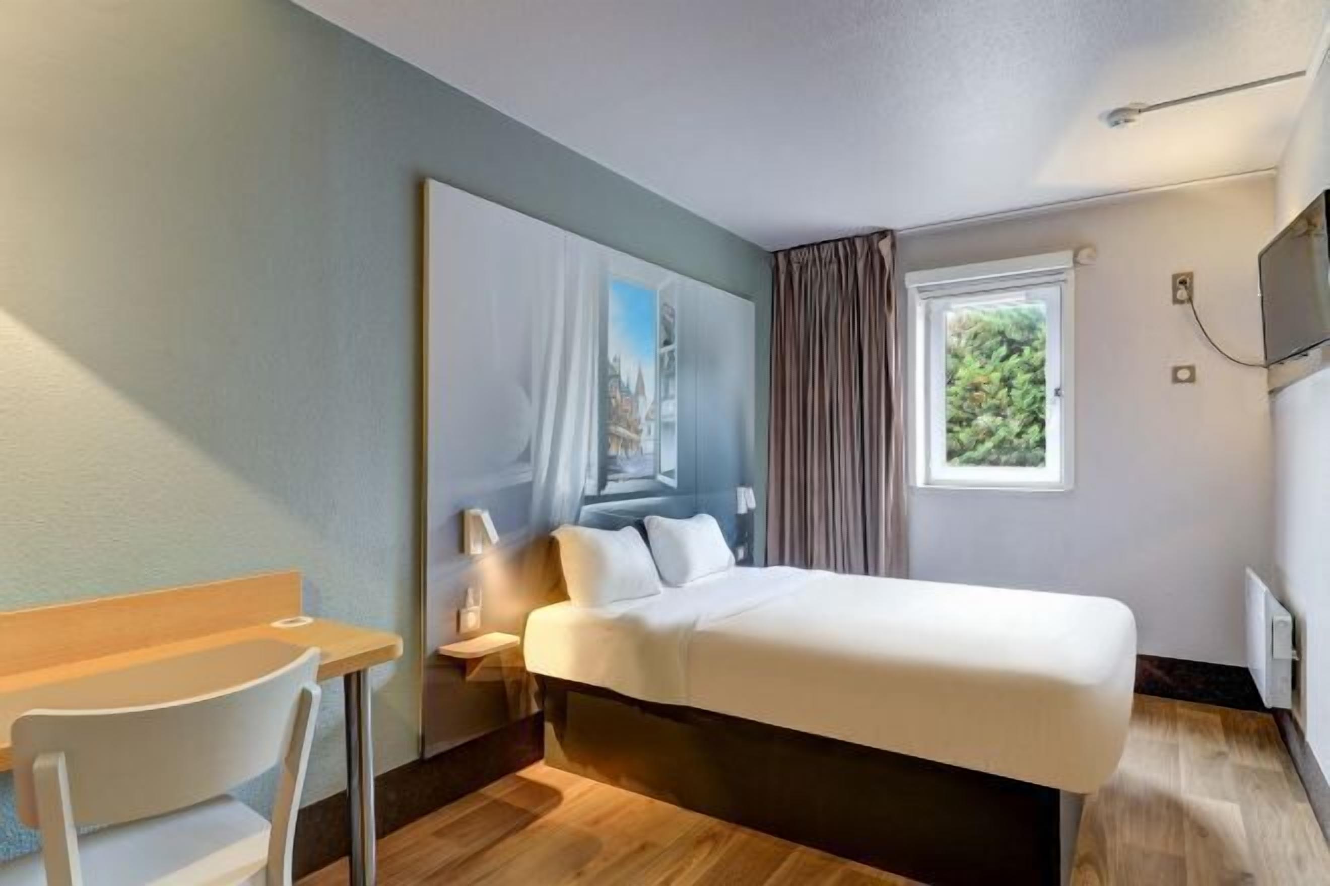 Premium bedding, desk, soundproofing, free WiFi