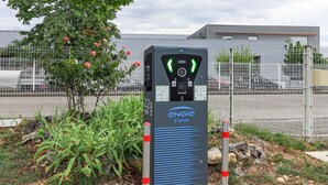 A parking meter with the brand name "ENGIE Viano" and a digital display. - B&B HOTEL Beaune Sud (2) (Beaune)