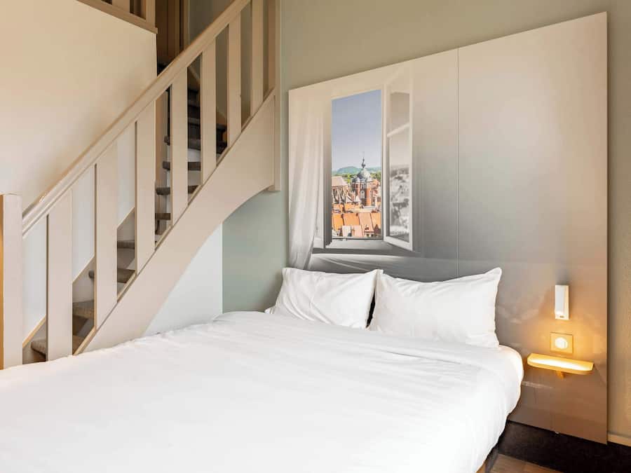 Premium bedding, desk, soundproofing, free WiFi