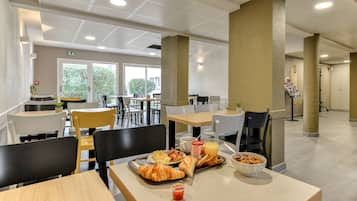 Daily buffet breakfast (EUR 8.5 per person)