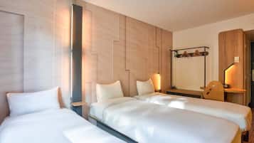 Triple Room, Non Smoking | Premium bedding, desk, soundproofing, free WiFi
