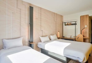 Driepersoonskamer | Luxe beddengoed, een bureau, geluiddichte muren, gratis wifi