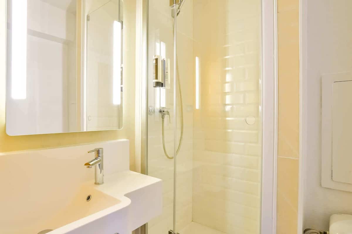Bathroom | Shower, towels