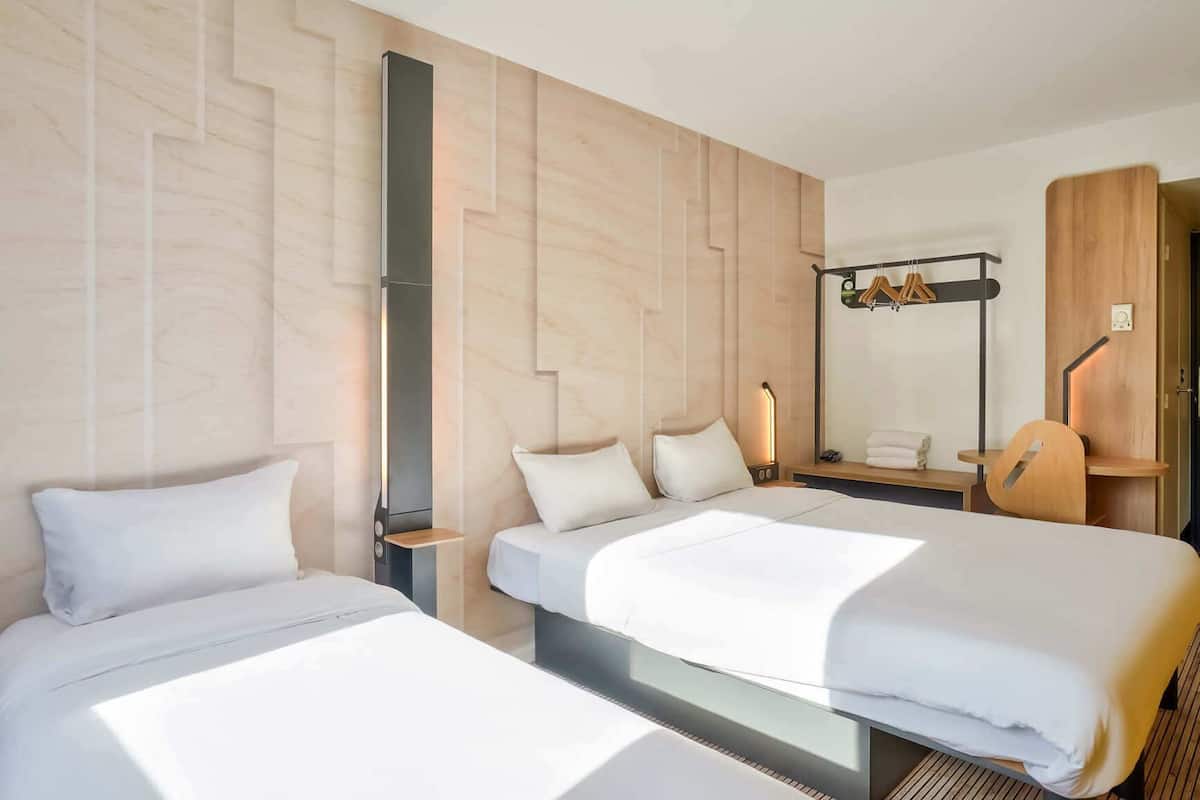 Premium bedding, desk, soundproofing, free WiFi