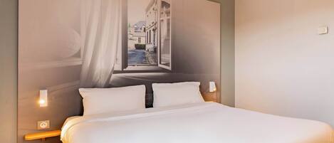 Una cama bien hecha con sábanas blancas, cabecera con un mural de paisaje urbano y lámparas de noche.