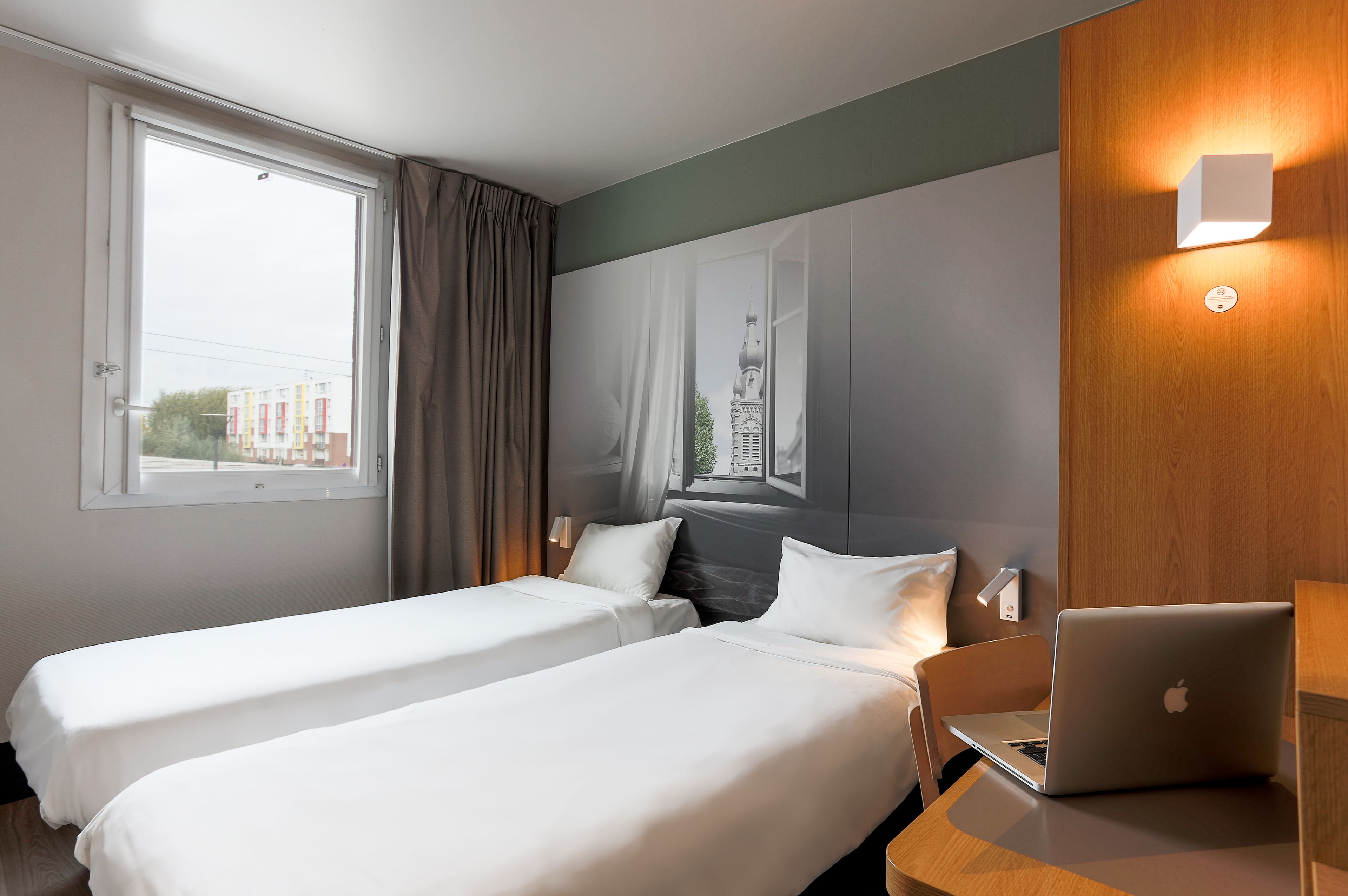 Premium bedding, desk, soundproofing, free WiFi