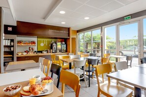 Se ofrece un desayuno bufé todos los días (por un coste adicional)
