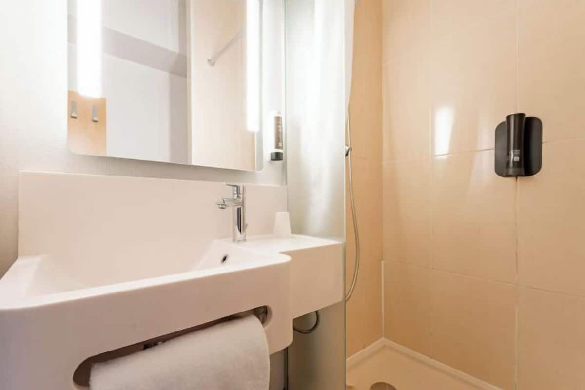 Shower, towels