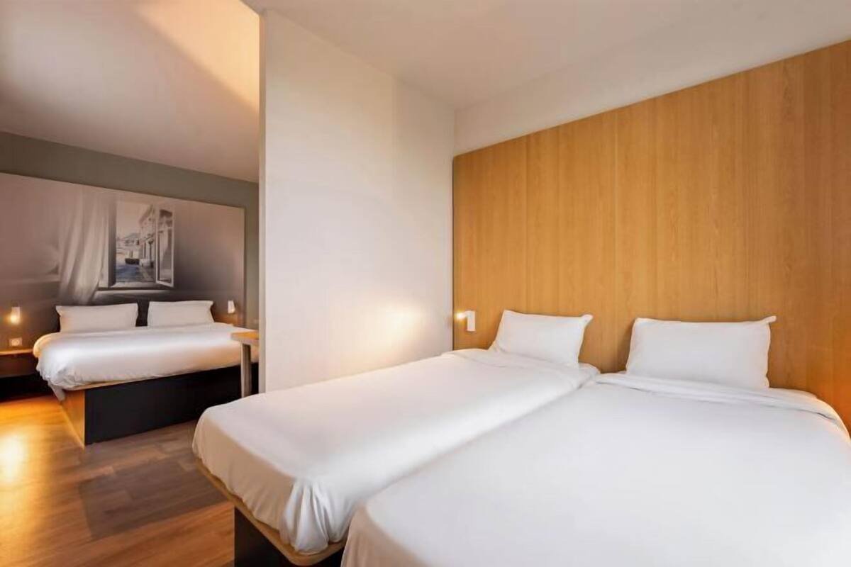 Premium bedding, desk, soundproofing, free WiFi