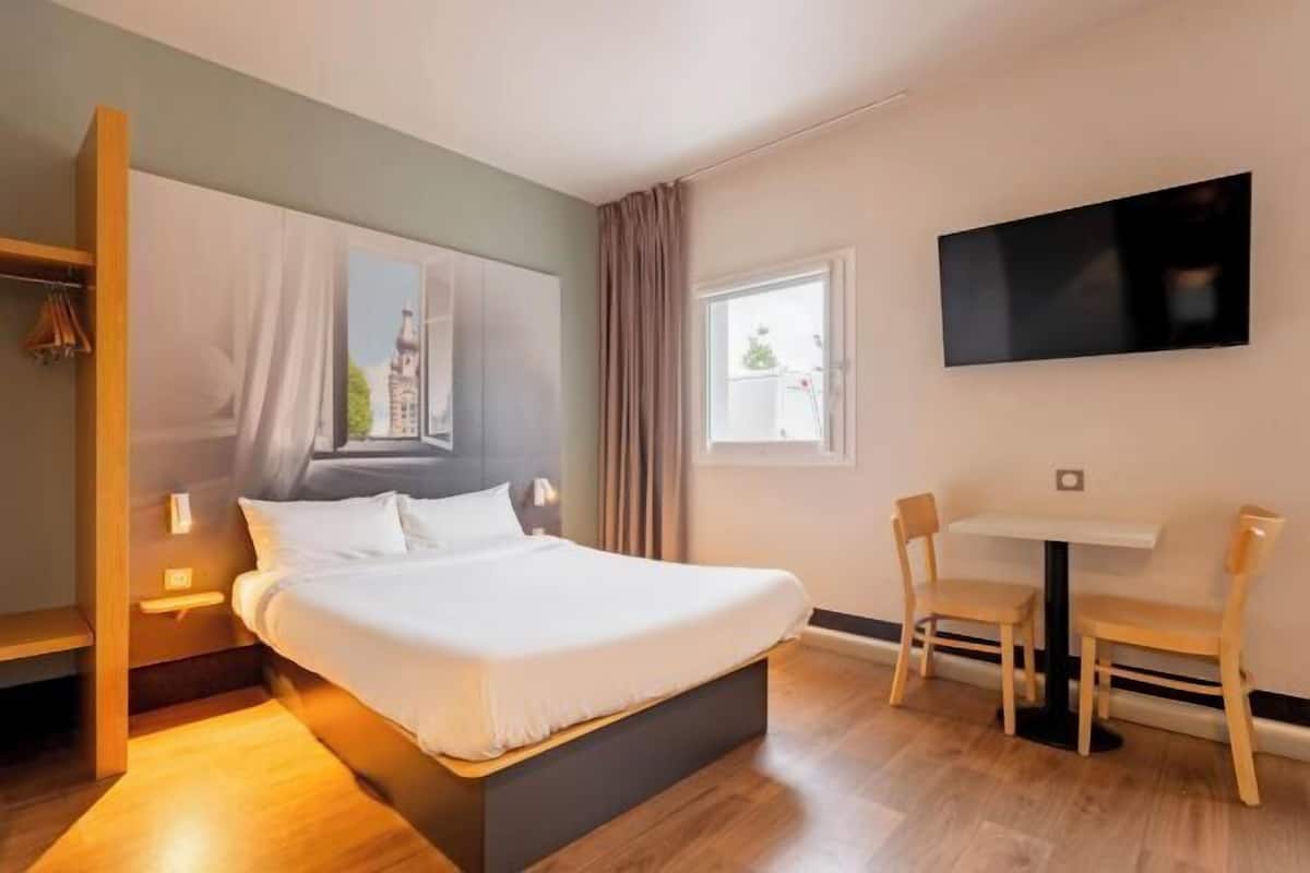 Premium bedding, desk, soundproofing, free WiFi