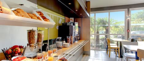 Frokostbuffé hver dag (mot et tillegg)