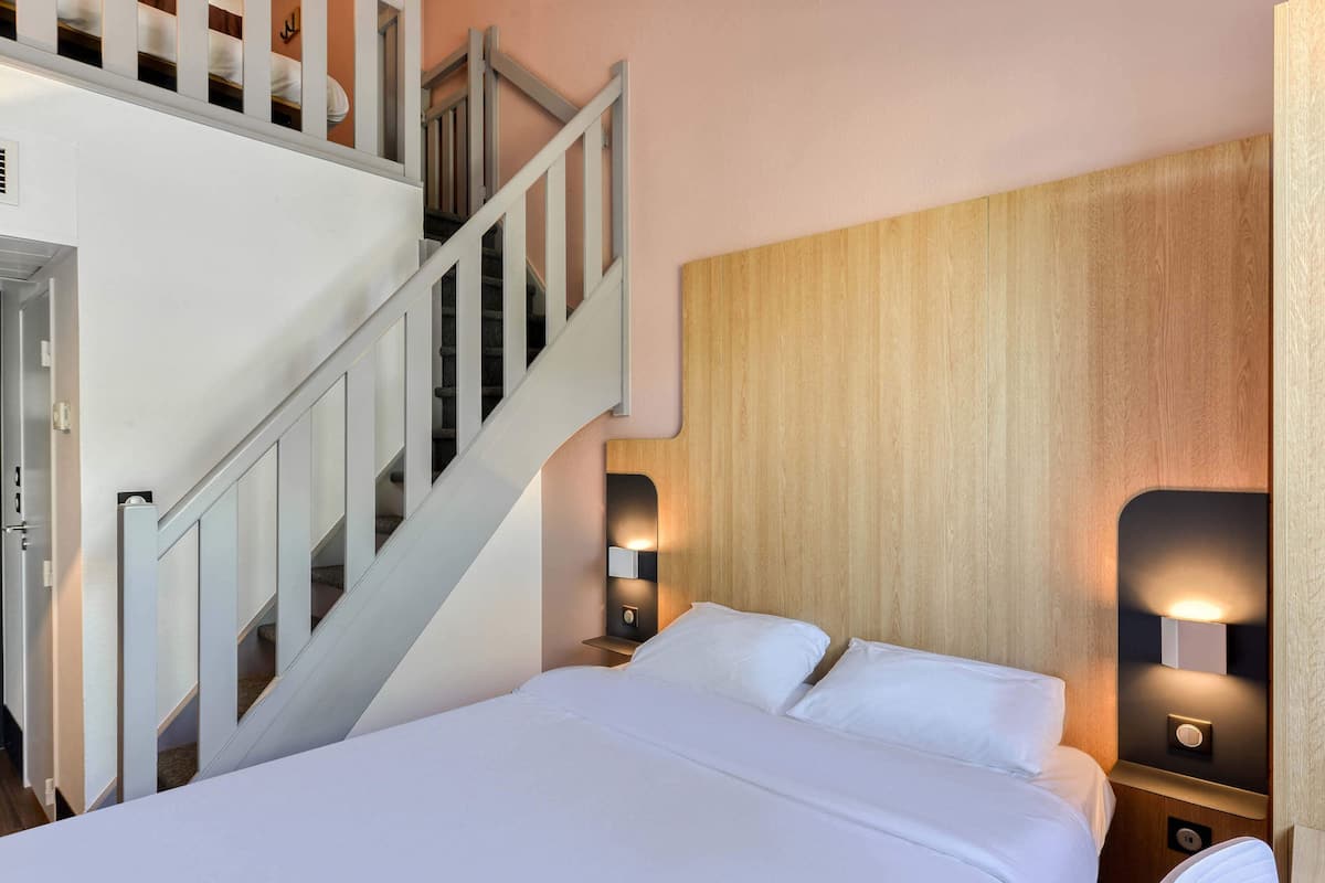 Vierpersoonskamer, niet-roken | Luxe beddengoed, geluiddichte muren, gratis wifi, beddengoed