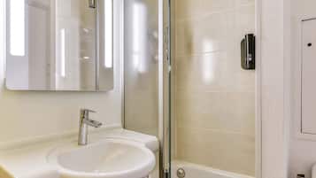 Een douche, handdoeken