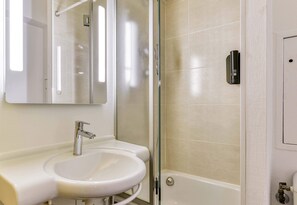 Shower, towels - B&B HOTEL Béziers (Villeneuve-les-Beziers)