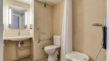 Un bagno con WC, lavandino e doccia.