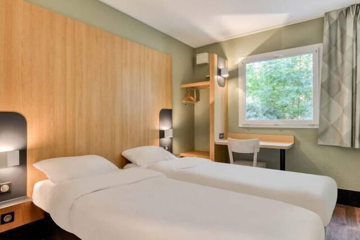 Premium bedding, soundproofing, free WiFi, bed sheets