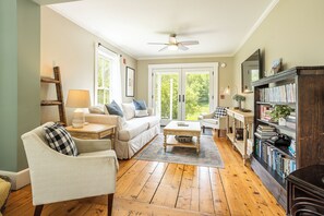 Living area - Woodbridge Inn (Woodstock)