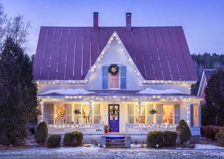 Fachada de la propiedad por la tarde o noche