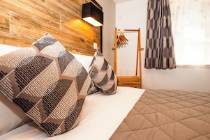 Tabla de planchar con plancha, wifi gratis y ropa de cama