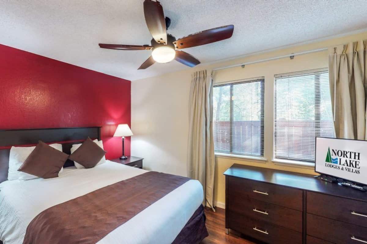 2 sovrum, individuell inredning, unika möbler och strykjärn/strykbräda