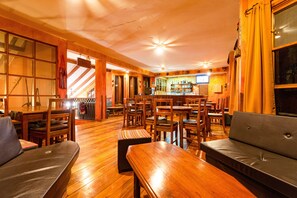 Bar (on property) - Hotel Pakaritampu (Ollantaytambo)
