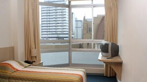 Blackout curtains, free WiFi, bed sheets - Euro Hotel (Curitiba)
