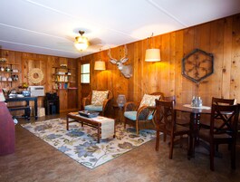 Escritorio, tabla de planchar con plancha, wifi gratis y ropa de cama