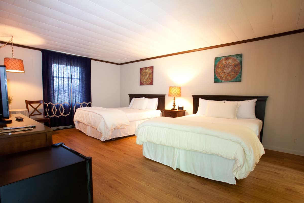 Habitación Prestigio, 2 camas Queen size, baño privado, en el área del jardín | 3 habitaciones, escritorio, tabla de planchar con plancha y wifi gratis
