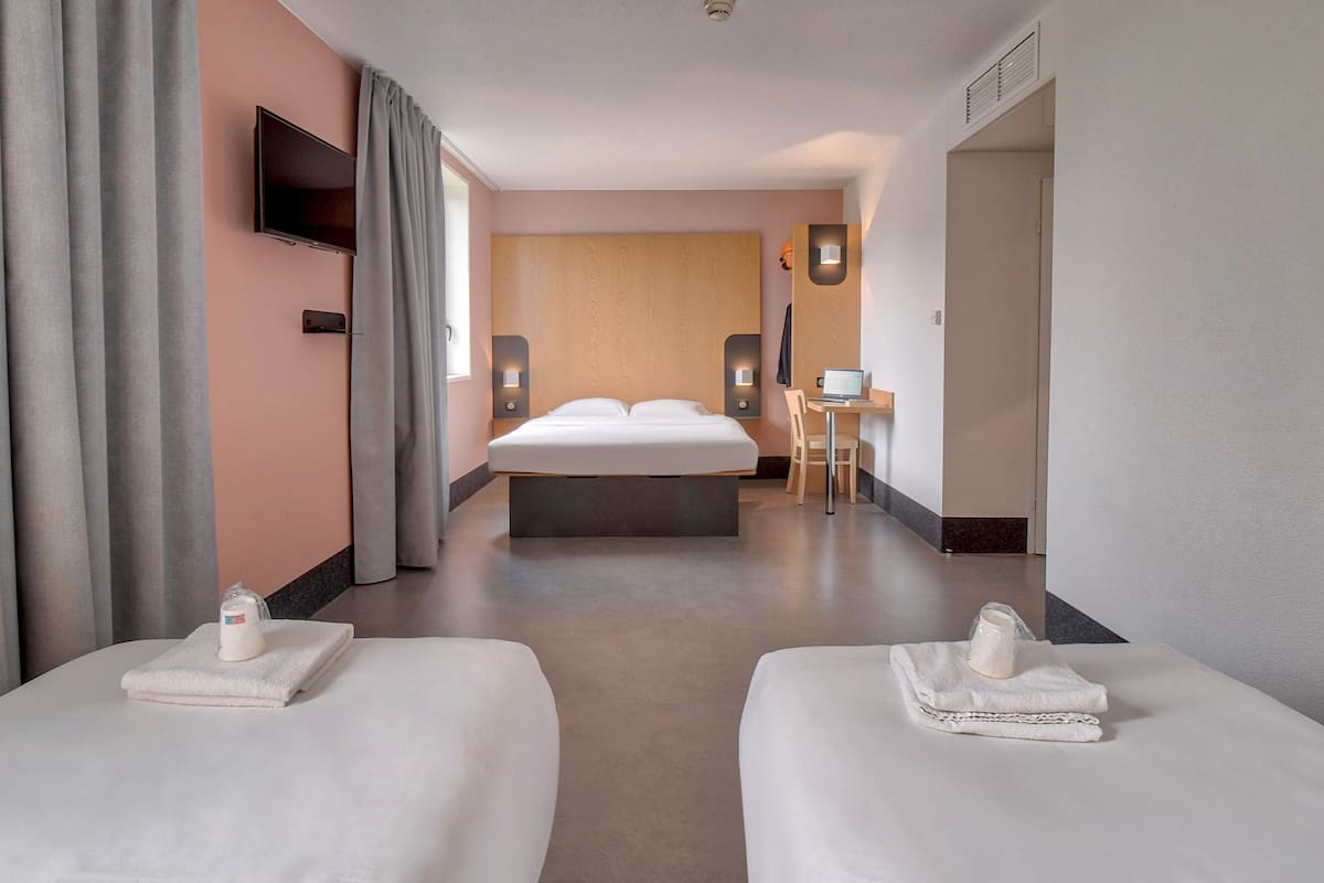 1 bedroom, premium bedding, desk, soundproofing