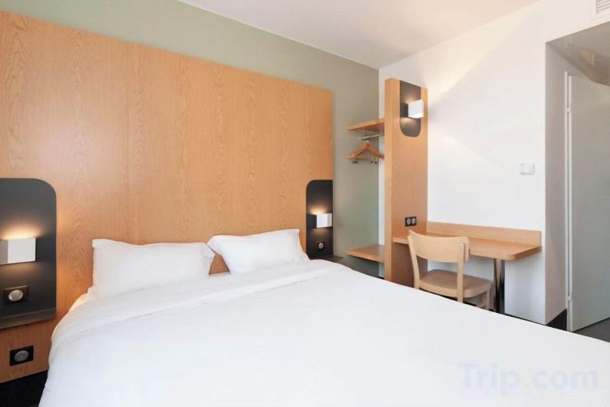Premium bedding, desk, soundproofing, WiFi (free)