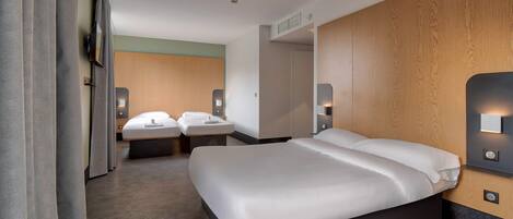 Ein modernes Hotelzimmer mit einem großen Bett, Nachttischen, einem Spiegel und einer Wand im Holzoptik.