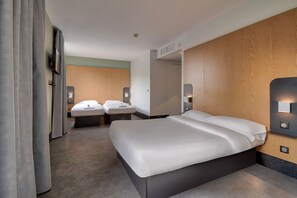 Premium bedding, desk, soundproofing, free WiFi