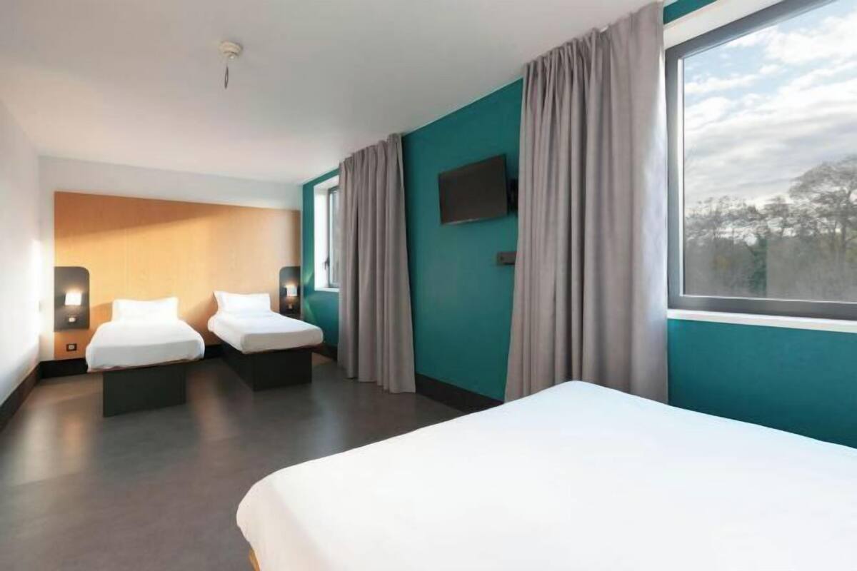 Premium bedding, desk, soundproofing, free WiFi