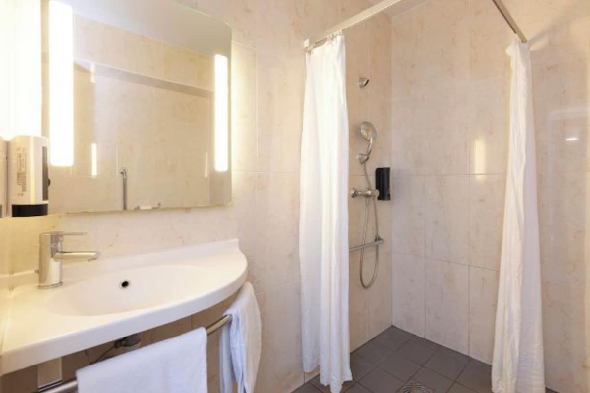 Shower, towels
