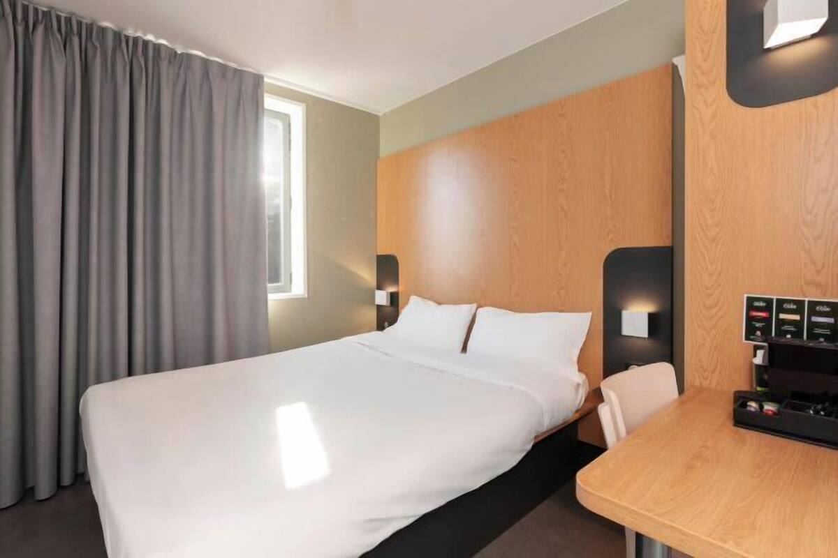Premium bedding, desk, soundproofing, free WiFi